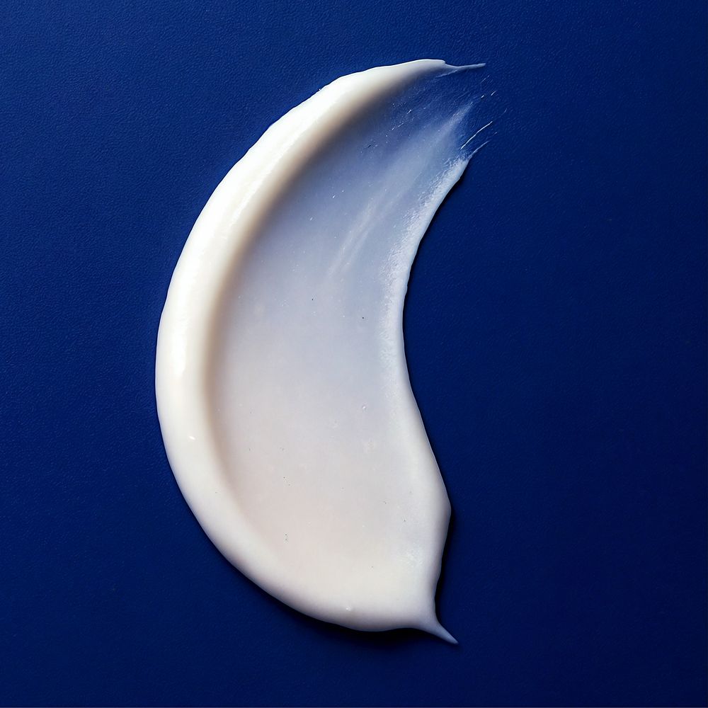 Weißer Cremestrich auf blauem Hintergrund. 