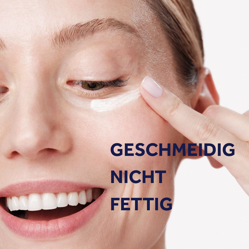 Frau trägt Creme auf. Text: Geschmeidig, nicht fettig. Produkt: Gallinée Youthful Eye Cream.