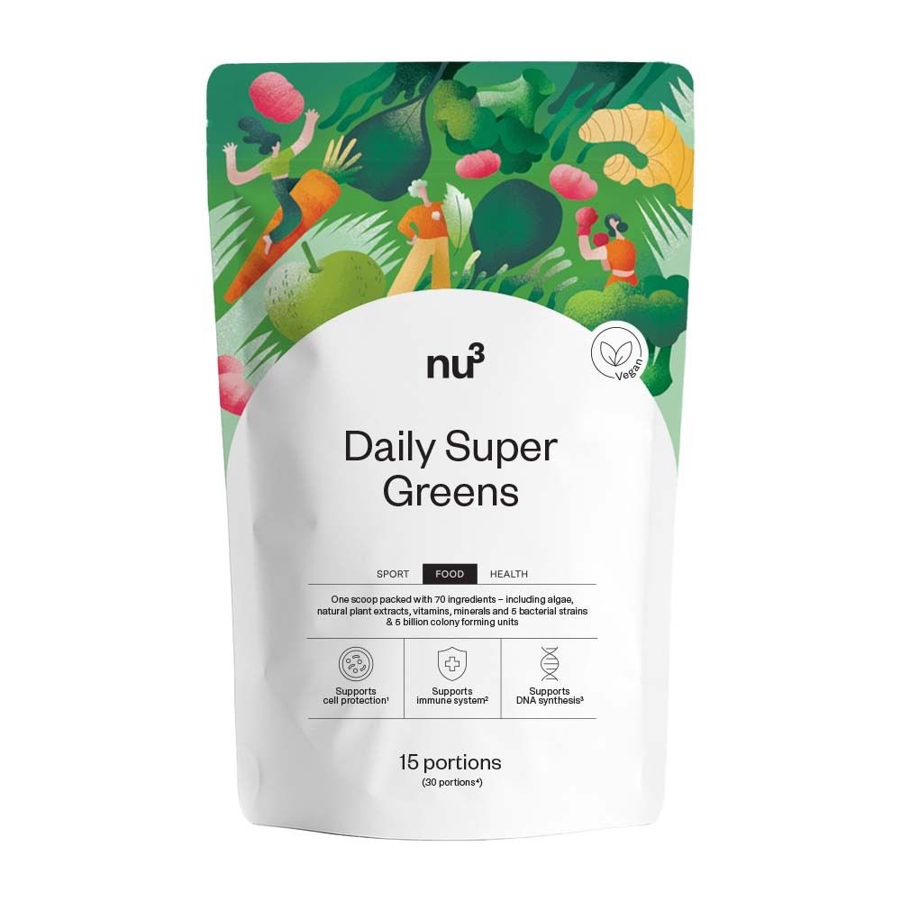 Beutel mit "nu3 Daily Super Greens". Weißer Beutel mit grünen Illustrationen und Text. Enthält 15 Portionen.