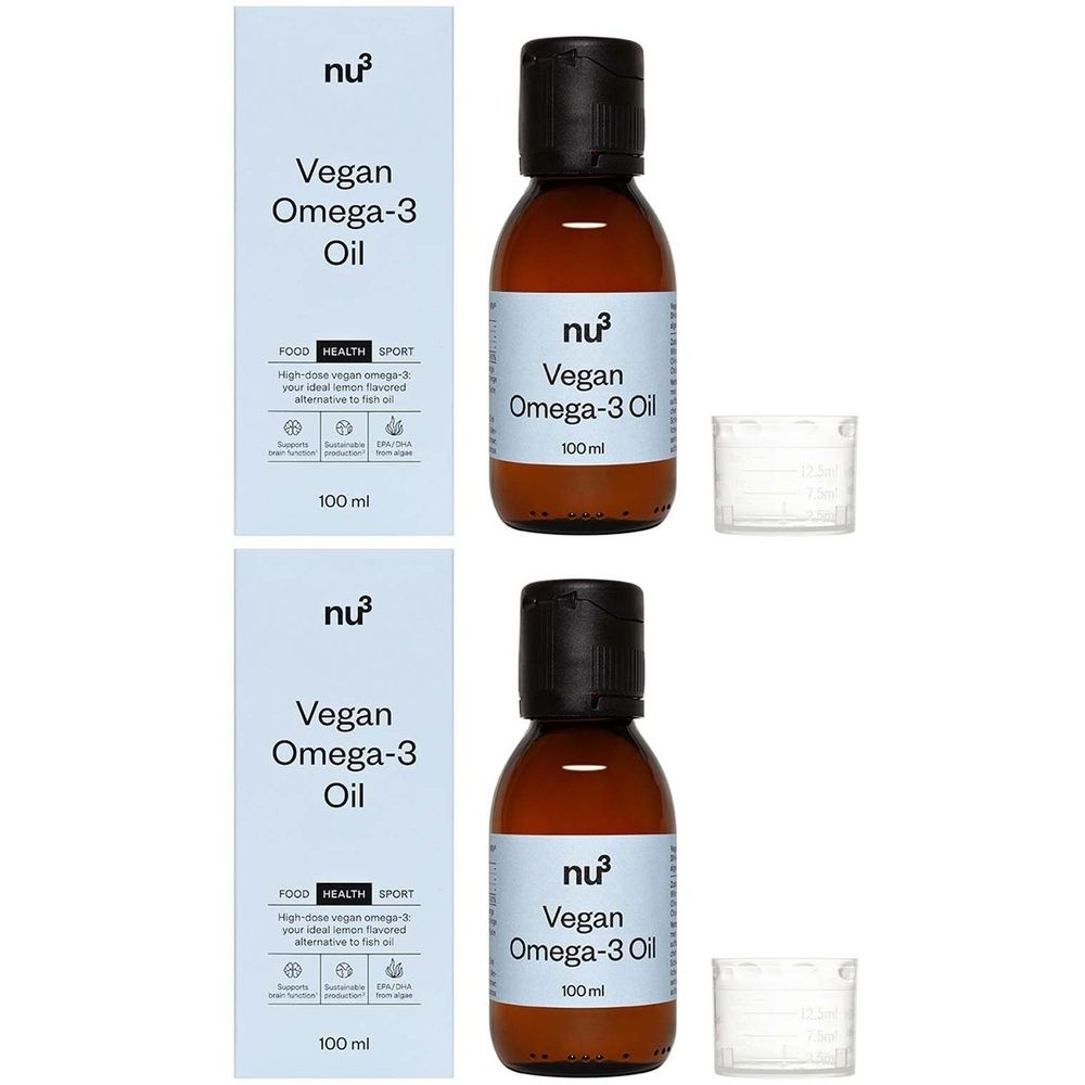 Zwei Flaschen und zwei Kartons nu3 Vegan Omega-3 Öl. Braune Flaschen mit schwarzem Deckel, weißem Etikett. Weiße Kartons mit Produktinformationen.