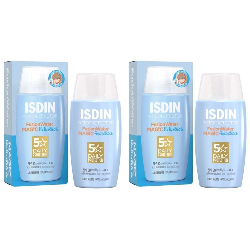 Vier Flaschen ISDIN FusionWater Magic Pediatrics Sonnencreme mit Verpackung. Blaue Flaschen mit weißem Deckel und Aufdruck.