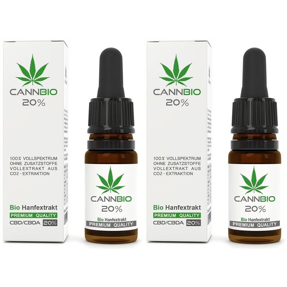 Drei Flaschen mit brauner Flüssigkeit und schwarzen Pipetten. Daneben drei weiße Schachteln mit Aufdruck. Aufschrift: CANNBIO 20%.