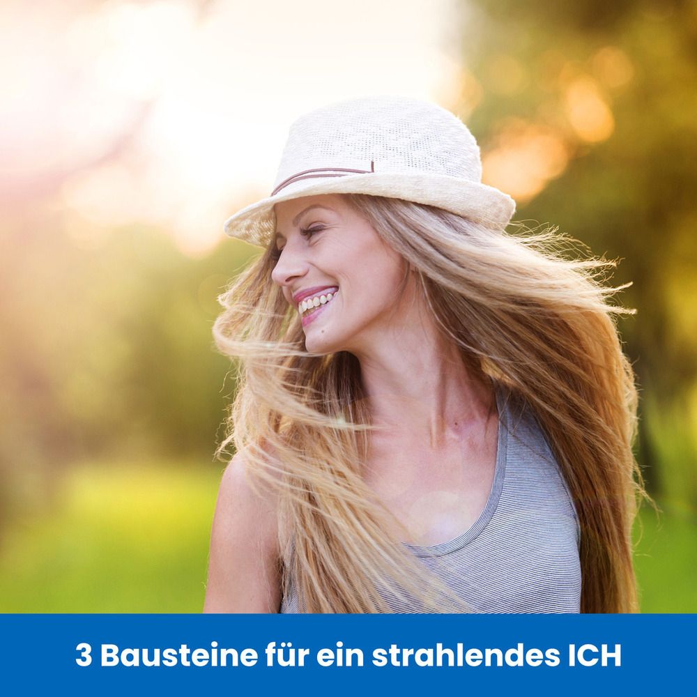 Eine lächelnde Frau mit Hut und langen blonden Haaren im Freien. Text: 3 Bausteine für ein strahlendes ICH.