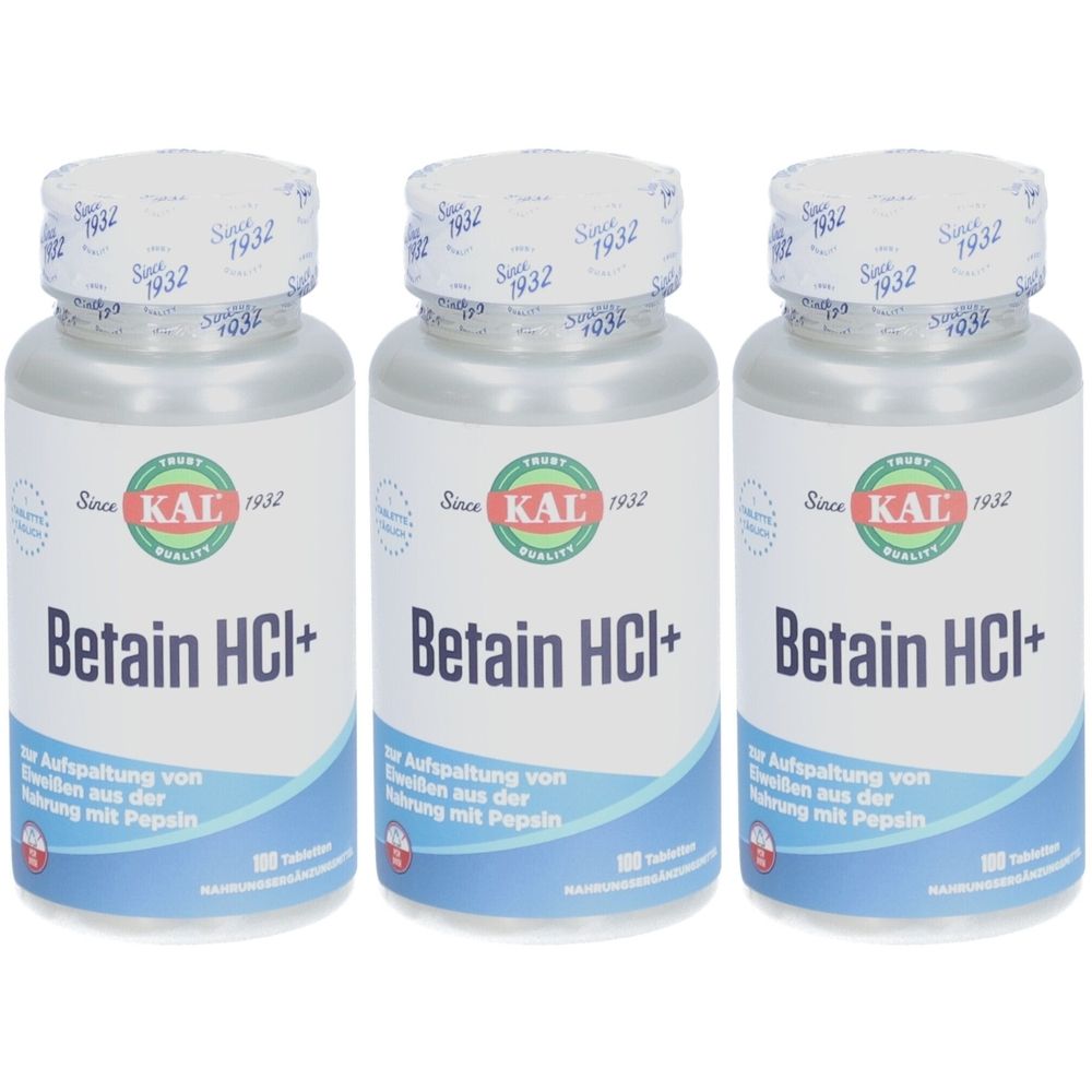 Drei Flaschen mit weißem Etikett. Aufschrift: Betain HCl+. Marke: KAL. Deckel mit Aufschrift: Since 1932. Blaue und weiße Streifen.
