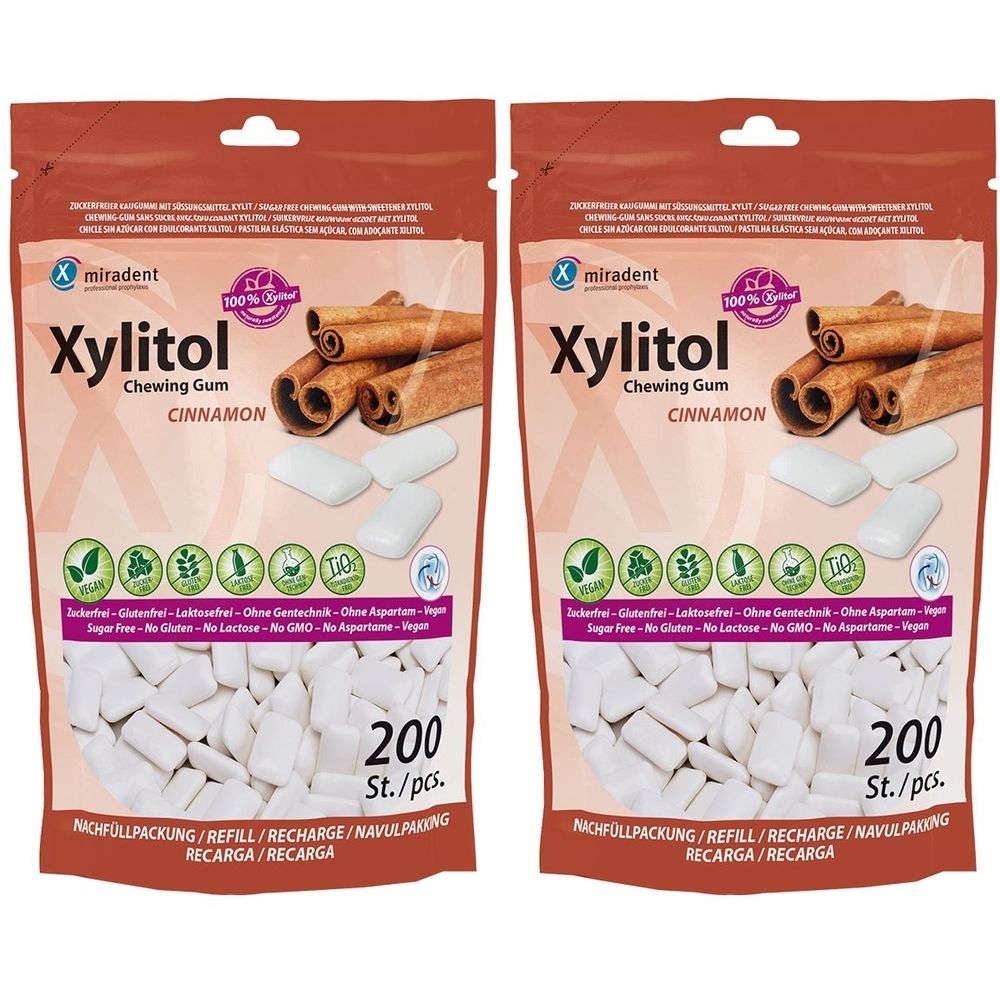 Zwei Beutel mit Kaugummi. Aufschrift: Xylitol, Zimt. Enthält 200 Stück. Siegel: Vegan, zuckerfrei, glutenfrei, laktosefrei, ohne GMO, ohne Aspartam.