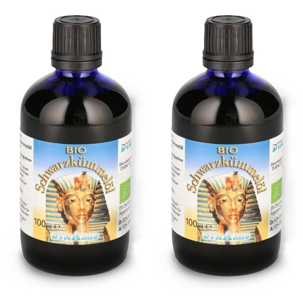Zwei Flaschen mit schwarzem Öl. Etikett mit Aufschrift BIO Schwarzkümmelöl und einem Pharao. Schwarze Kappe.