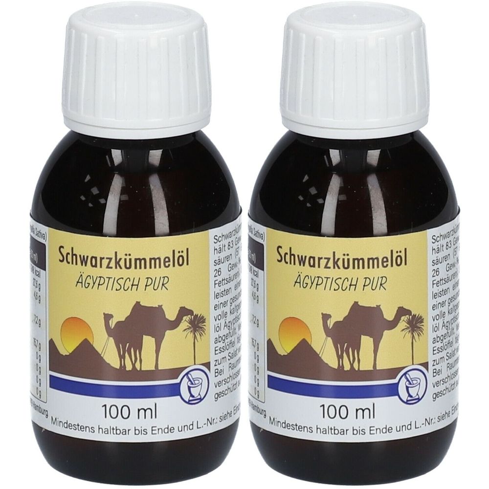Zwei Flaschen Schwarzkümmelöl. Auf den Etiketten steht "Ägyptisch Pur" und "100 ml". Abgebildet sind Kamele und Palmen.