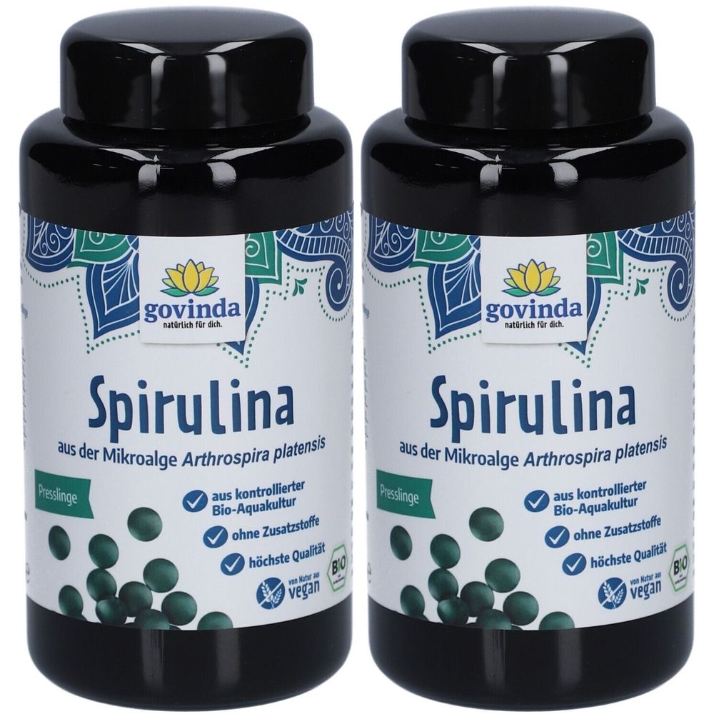 Zwei schwarze Flaschen mit Etiketten. Aufschrift: Spirulina, Marke govinda. Enthält grüne Presslinge. Bio-Qualität, vegan.