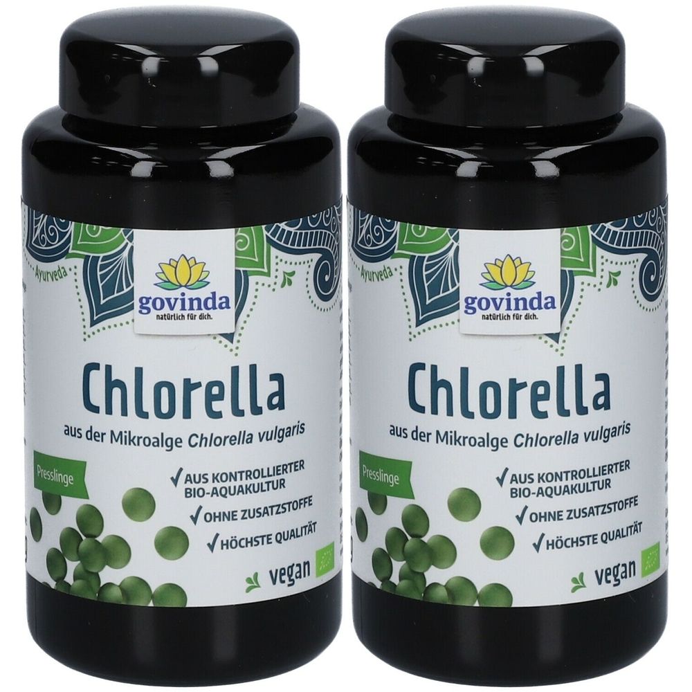Zwei schwarze Flaschen mit Etiketten. Aufschrift: Govinda Chlorella. Vegan, ohne Zusatzstoffe, aus kontrollierter Bio-Aquakultur.