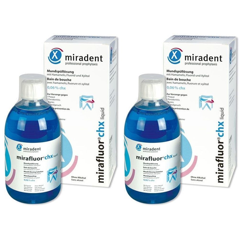 Zwei Flaschen mirafluor chx liquid mit Verpackung. Blaue Flüssigkeit in durchsichtigen Flaschen. Aufdrucke: miradent, Mundspüllösung, 0,06% chx.