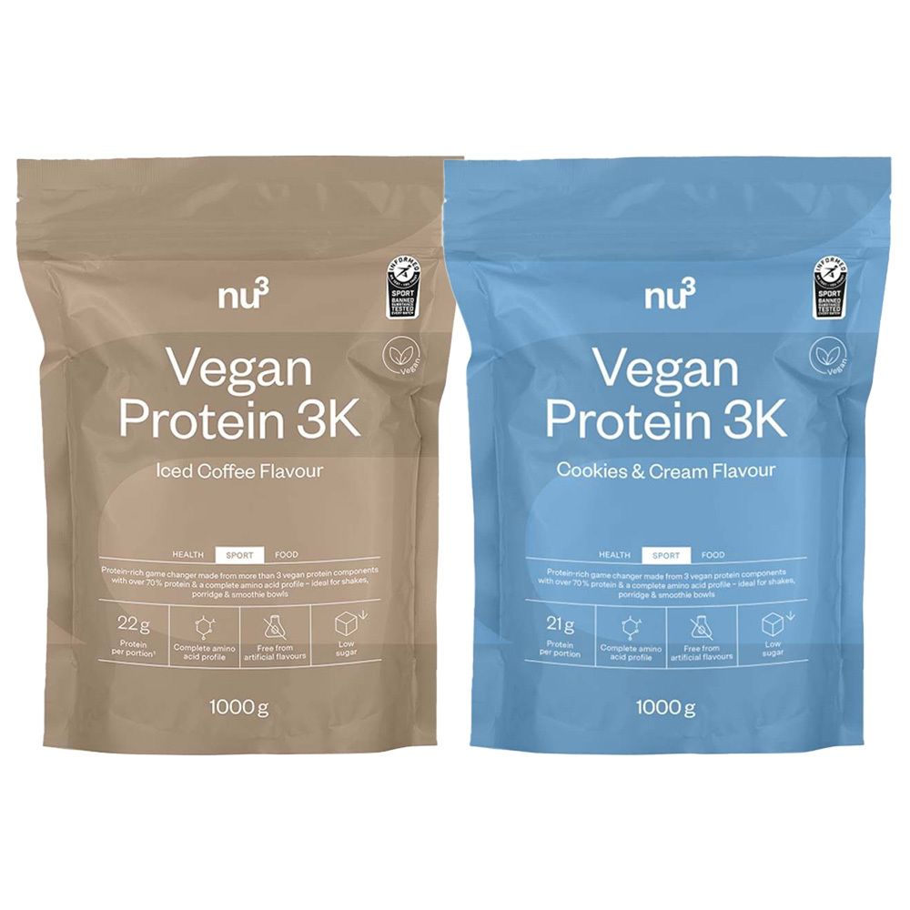 Zwei Beutel Vegan Protein 3K. Links: Iced Coffee, braun. Rechts: Cookies & Cream, blau. Beide mit Logo, Text und Siegeln.