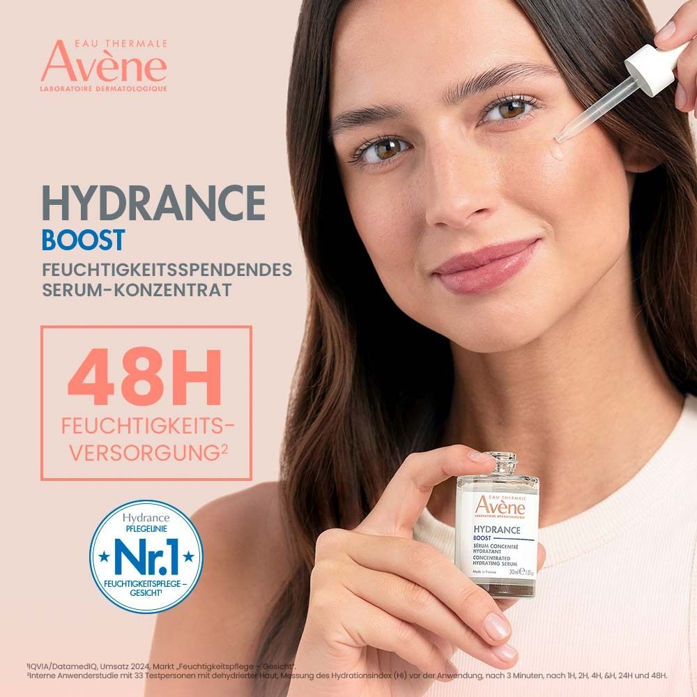 Frau hält Serumflasche mit Pipette. Text: Hydrance Boost, Serum-Konzentrat. 48H Feuchtigkeitsversorgung. Nr.1 Feuchtigkeits-Regime.