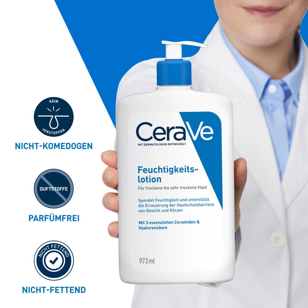 CeraVe Feuchtigkeitslotion in der Hand einer Person. Flasche mit blauem Deckel. Aufschrift: Feuchtigkeitslotion. Nicht komedogen, parfümfrei, nicht fettend.
