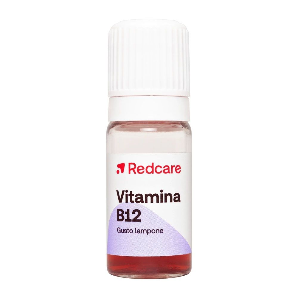 Eine einzelne Ampulle Redcare Vita Vitamin B12 mit roter Flüssigkeit.