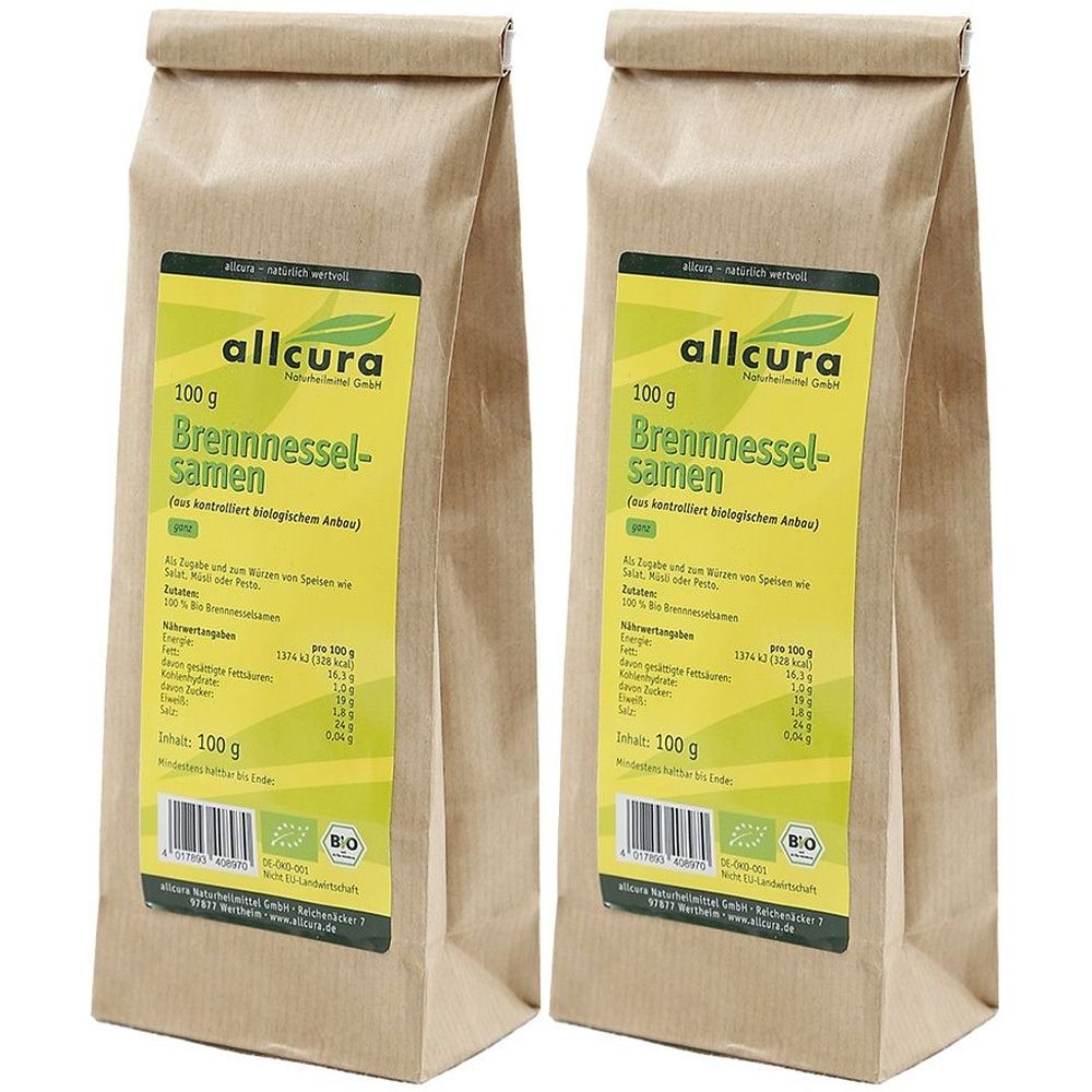 Zwei Beutel Brennnesselsamen. Braune Papiertüten mit gelben Etiketten. Aufschrift: allcura, Brennnesselsamen, 100 g, Bio-Siegel.