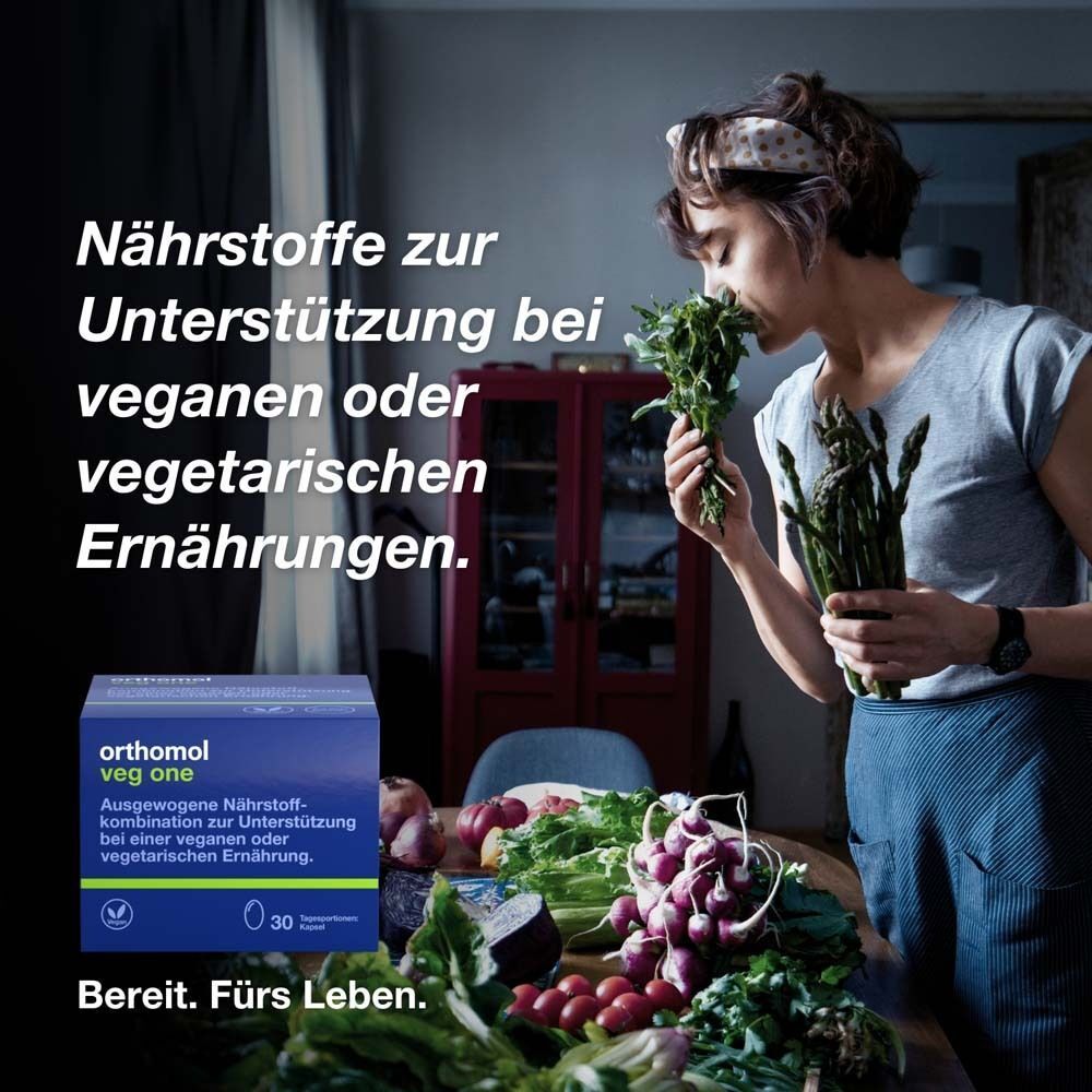 Box Orthomol Veg One, Frau mit Gemüse. Text: Nährstoffe zur Unterstützung bei veganer oder vegetarischer Ernährung.