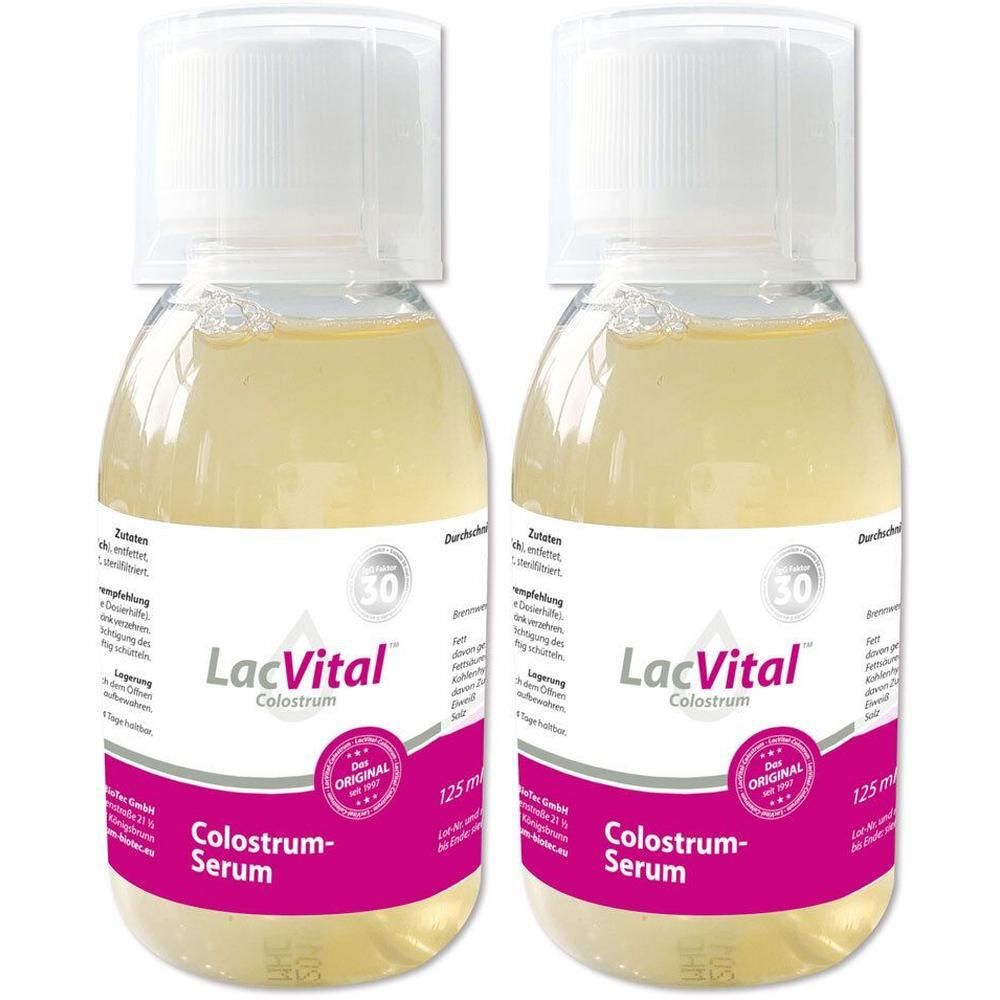 Zwei Flaschen LacVital Colostrum Serum mit je 125 ml Inhalt. Klare Flüssigkeit in durchsichtigen Behältern mit weißen Verschlüssen.