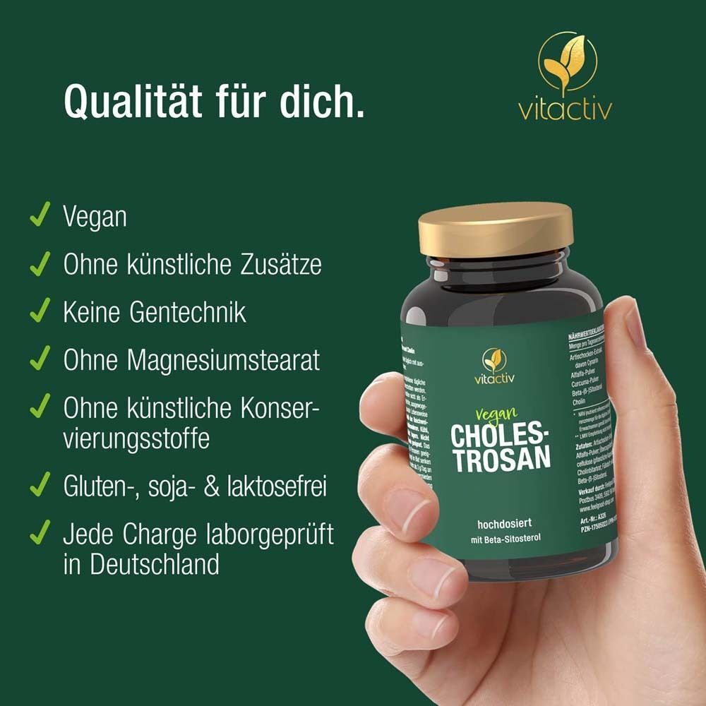 Hand hält eine Flasche mit Vegan Cholestrosan. Schwarze Flasche mit goldenem Deckel. Grün-weißes Etikett.