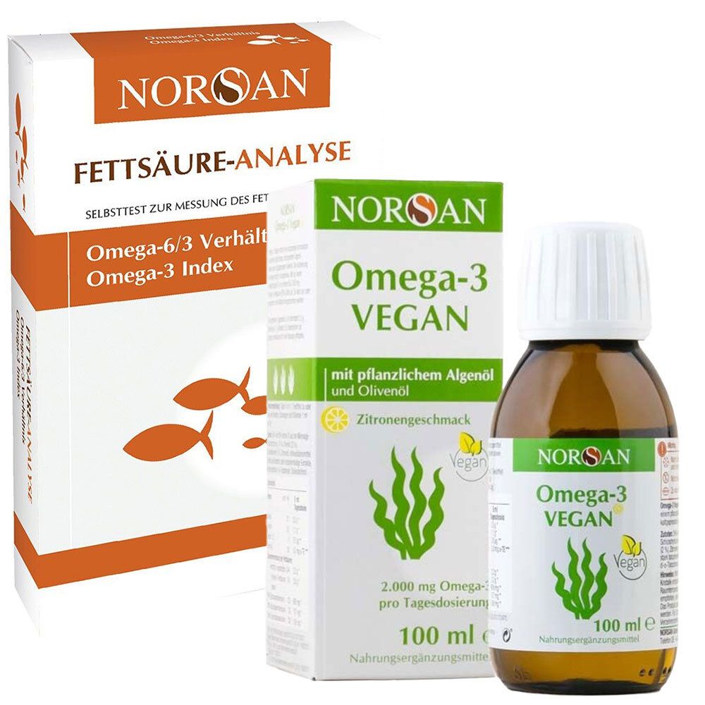Drei Produkte: NORSAN Fettsäure-Analyse-Box, NORSAN Omega-3 Vegan-Box und Flasche. Boxen weiß mit orangefarbenen Akzenten, Flasche braun. Text: Omega-3 Vegan, Algenöl.