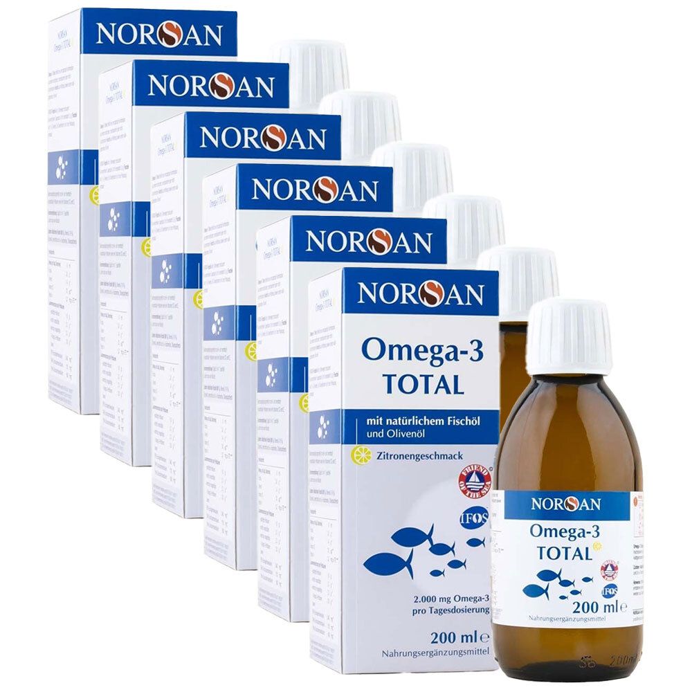 Mehrere Packungen und eine Flasche NORSAN Omega-3 Total Zitrone. Flasche aus braunem Glas mit weißem Deckel. Aufdruck: Omega-3 TOTAL.