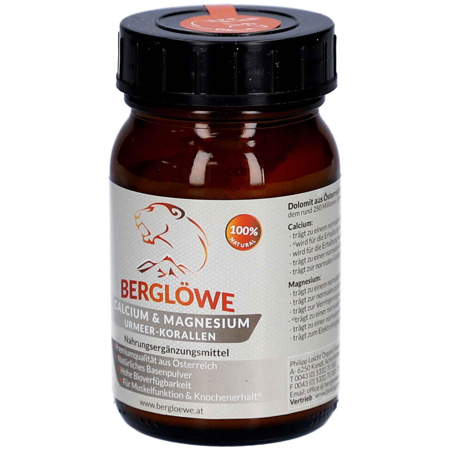 Braune Glasflasche mit schwarzem Deckel. Etikett mit Produktname, Logo und Text. 100% Natural Siegel.