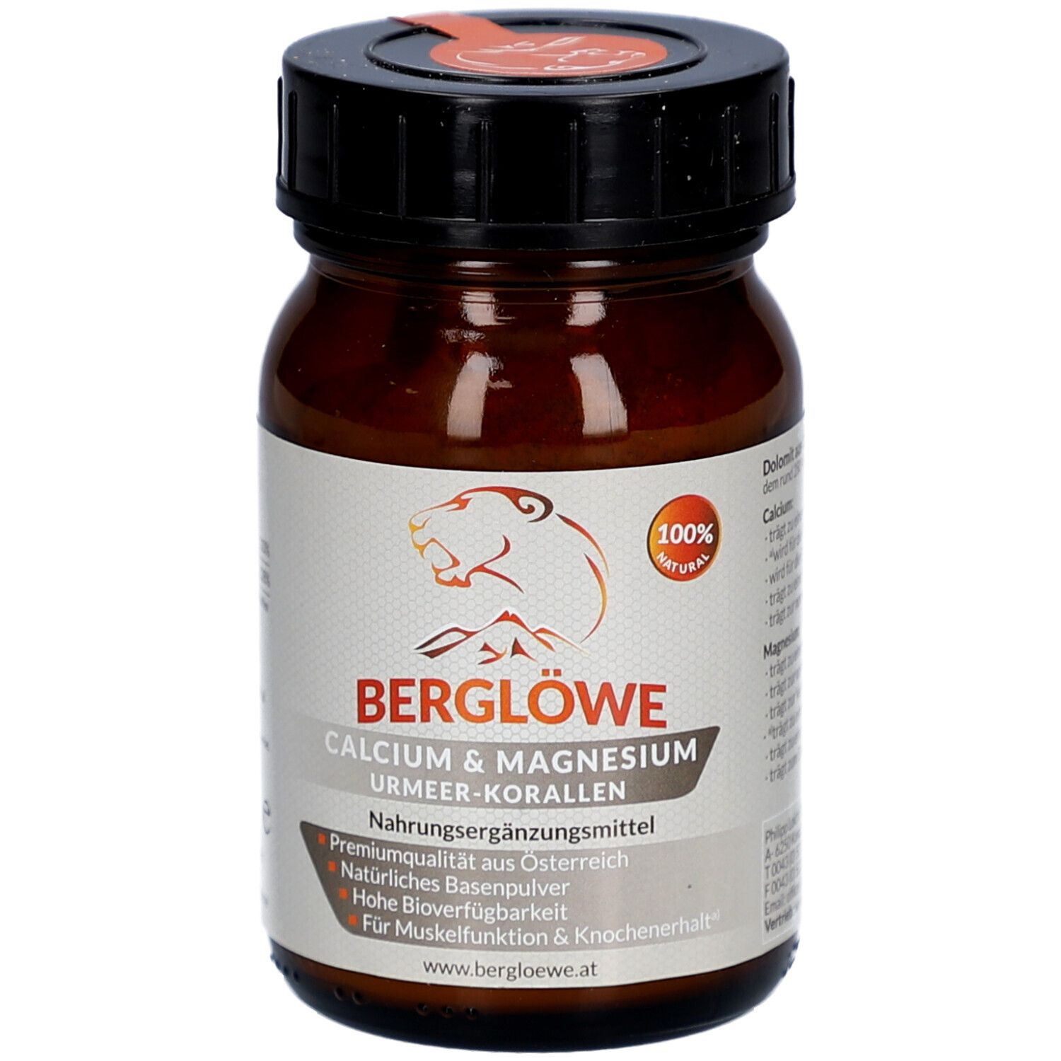 Braune Glasflasche mit schwarzem Deckel. Etikett mit Produktname, Logo und Text. 100% Natural Siegel.