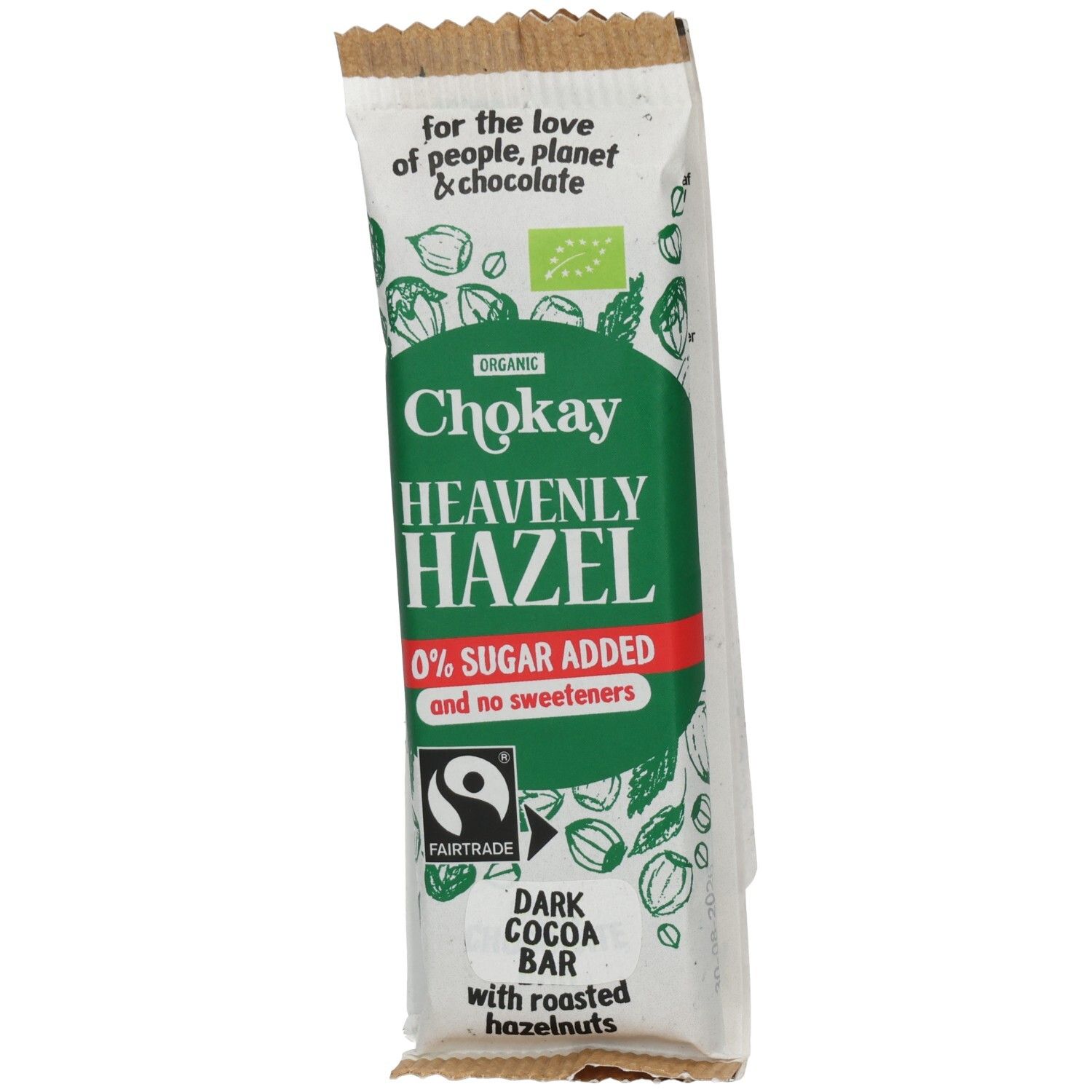 Verpackung der Chokay Heavenly Hazel Snack Bar. Grün-weißes Design mit Produktnamen und Fairtrade-Logo. Enthält geröstete Haselnüsse.
