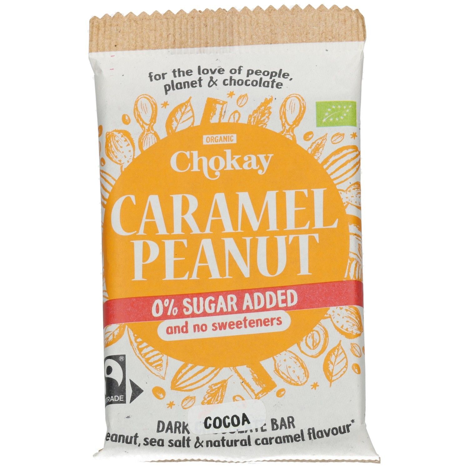 Vorderseite einer Schokoriegel-Verpackung. Orangefarbener Kreis mit 'Caramel Peanut'. '0% Sugar Added'. Fairtrade-Siegel.