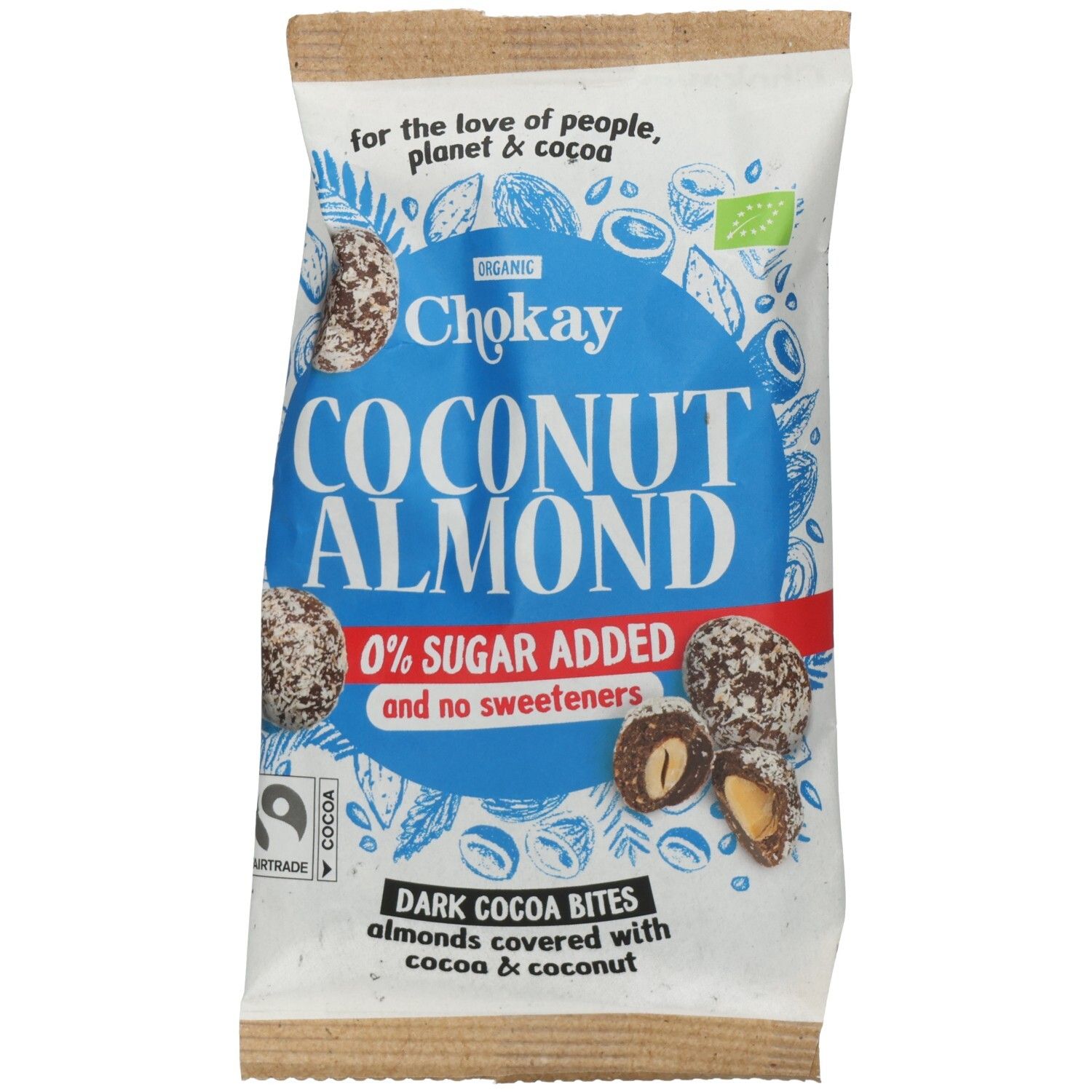Verpackung mit Chokay Coconut Almond Bites. Blaue und weiße Verpackung mit Produktnamen und 0% Zucker-Zusatz. Fairtrade-Siegel.