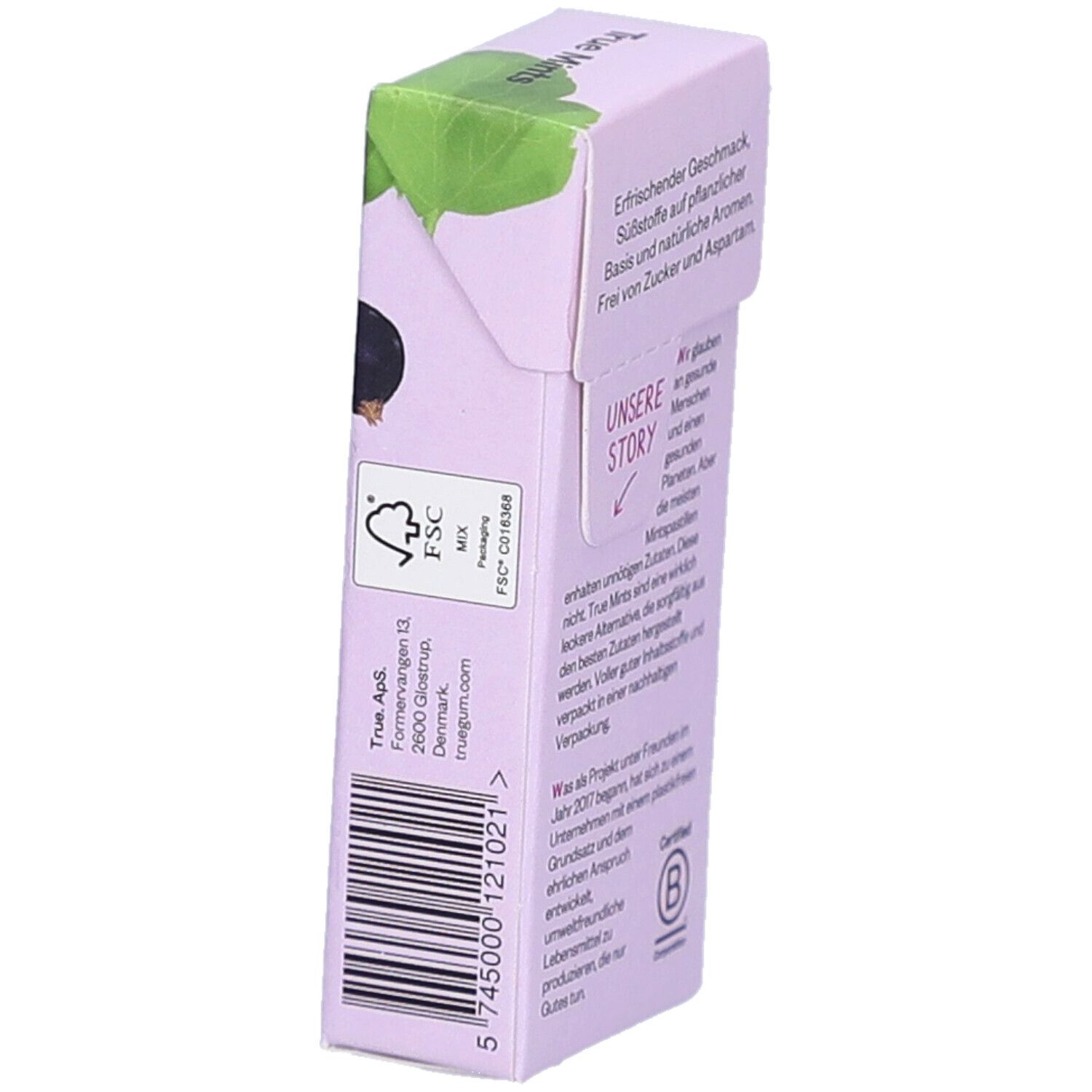 True Mints Verpackung. Text: FSC Mix, Adresse. Barcode. Abbildung von schwarzen Johannisbeeren.