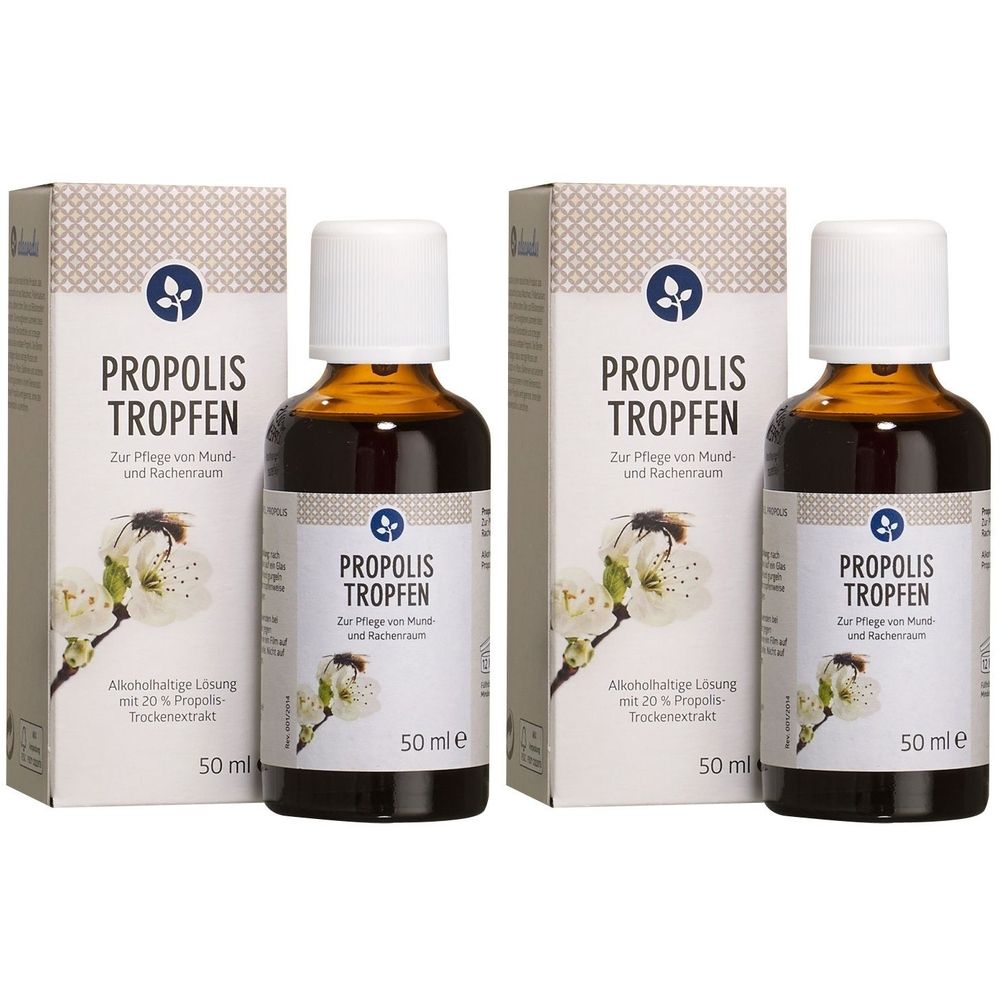 Zwei Flaschen mit brauner Flüssigkeit und weißen Deckeln, neben zwei Schachteln. Aufschrift: PROPOLIS TROPFEN. 50 ml.