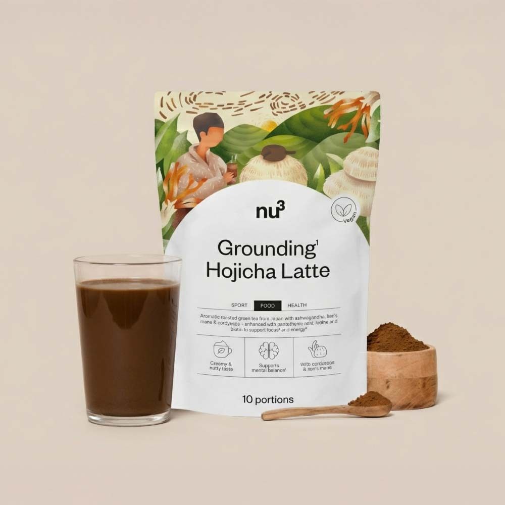 Produktverpackung von nu3 Grounding Hojicha Latte, Glas mit Getränk, Holzschale mit Pulver und Löffel.