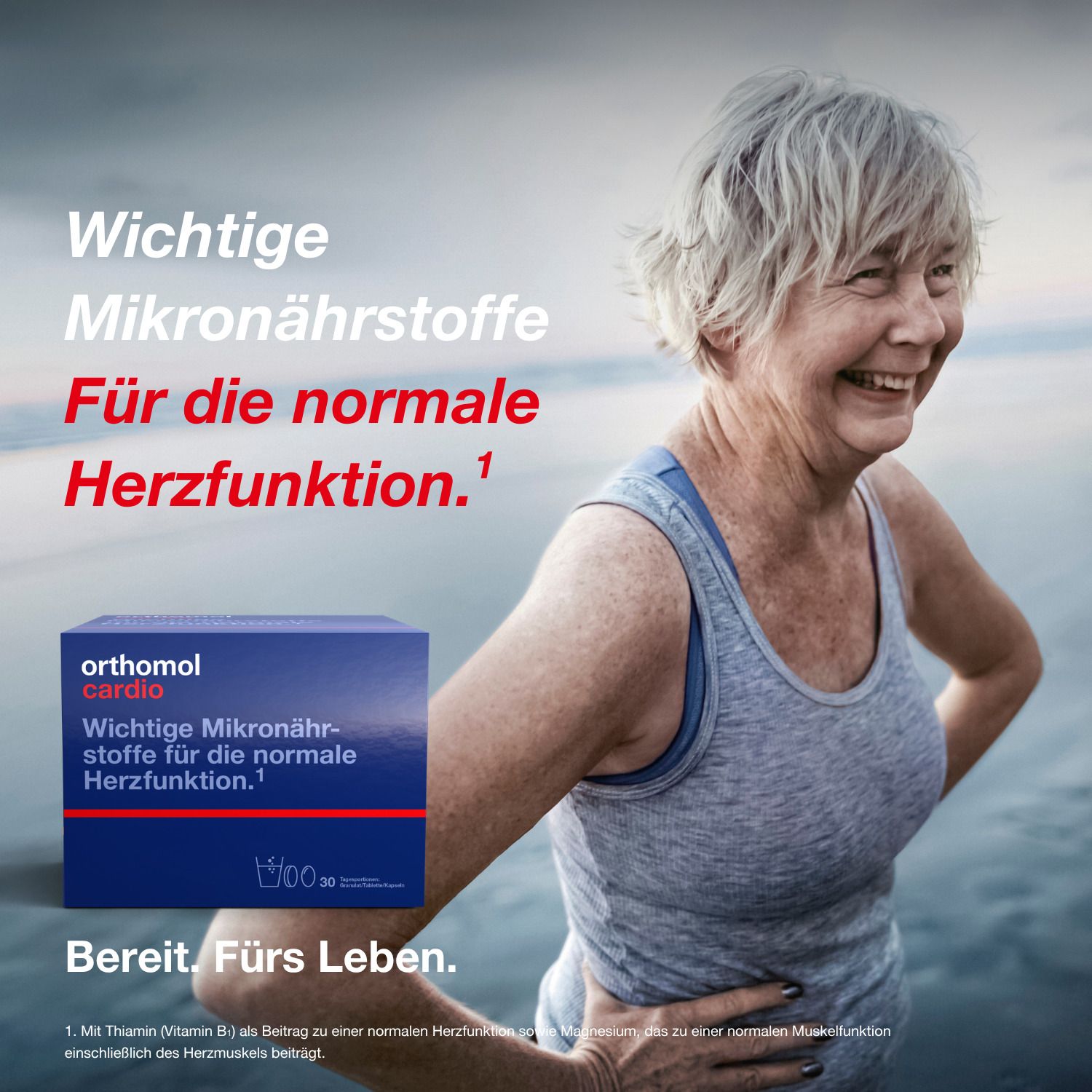 Ältere Frau lächelt am Strand, eine Packung Orthomol Cardio daneben. Wichtige Mikronährstoffe für die normale Herzfunktion.