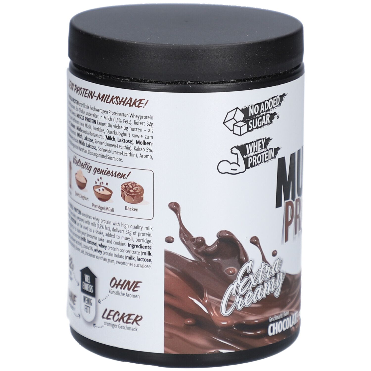 Dose mit schwarzem Deckel. Aufschrift: MUSCLE PROTEIN, Chocolate. Enthält Whey Protein. Abbildung von Schokosauce. Text in Deutsch.