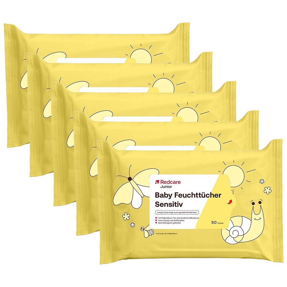 Fünf gelbe Packungen Feuchttücher. Aufdruck: Redcare Junior Baby Feuchttücher Sensitiv. Mit Sonnen-, Schmetterling- und Schnecken-Illustrationen.