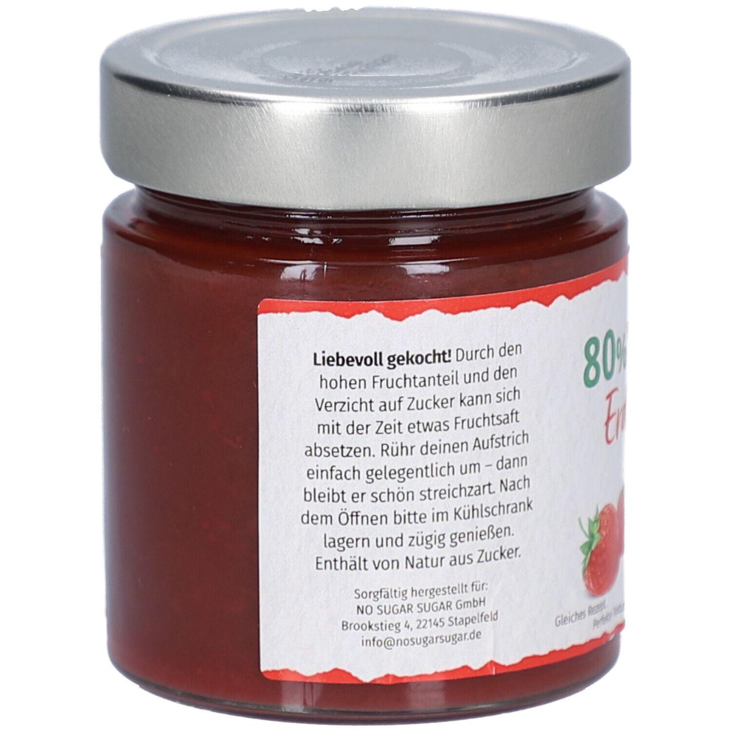 Glas mit Erdbeer-Fruchtaufstrich. Rückseite mit Text. Aufschrift: 80% Frucht, Erdbeere. Enthält von Natur aus Zucker.