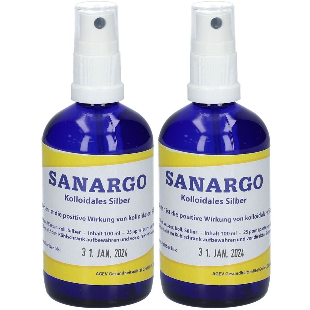 Zwei blaue Sprühflaschen mit weißem Aufsatz. Auf dem Etikett steht "SANARGO Kolloidales Silber" und ein Haltbarkeitsdatum.