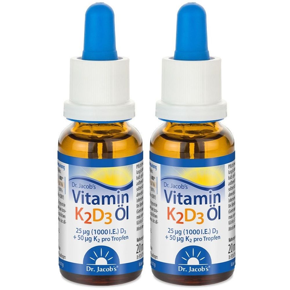 Zwei Flaschen Dr. Jacob's Vitamin K2D3 Öl mit blauen Pipetten. Etiketten mit Produktinformationen und Logo.
