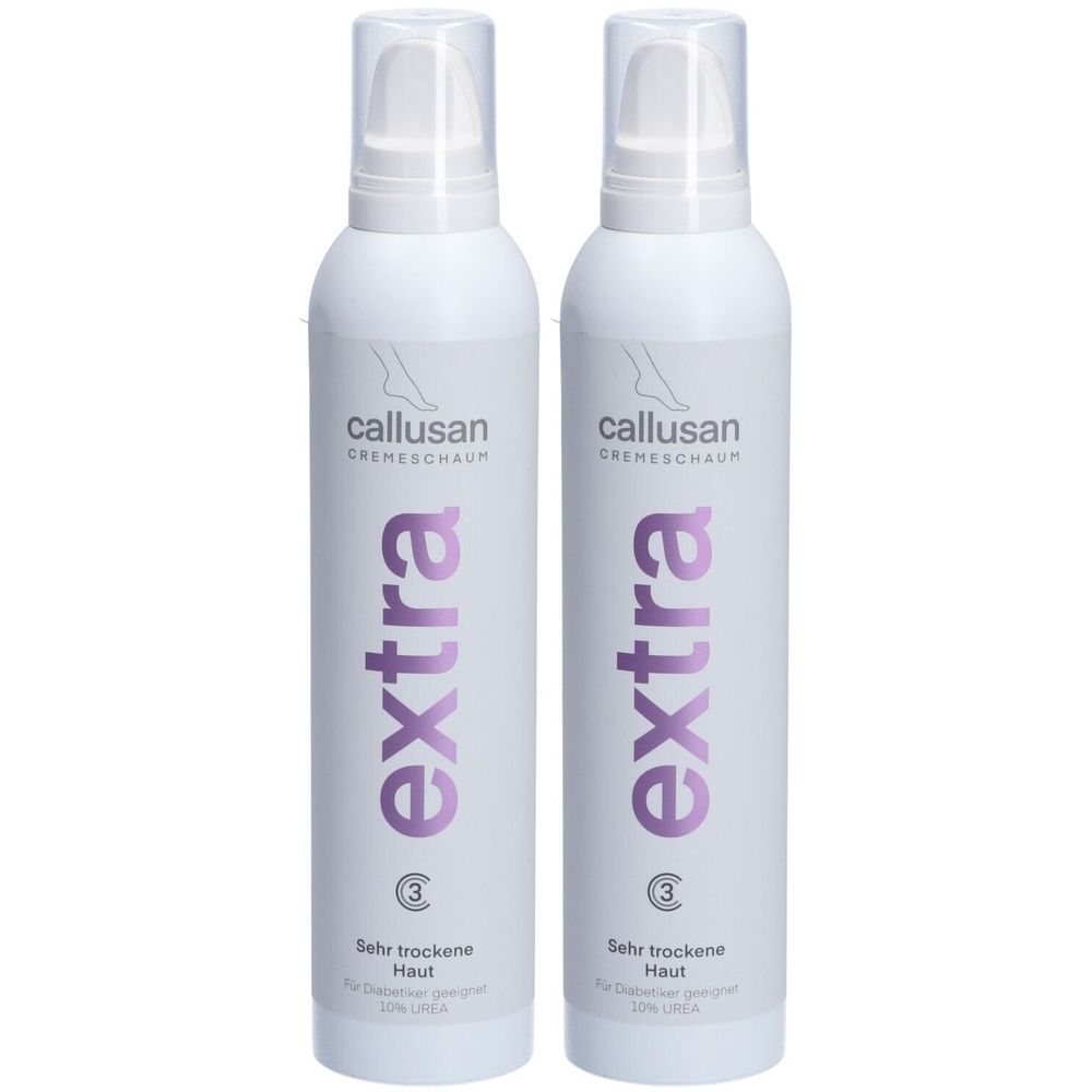 Zwei weiße Sprühflaschen mit lila Aufschrift "extra" und "callusan cremeschaum". Oben transparente Kappe. Für sehr trockene Haut.