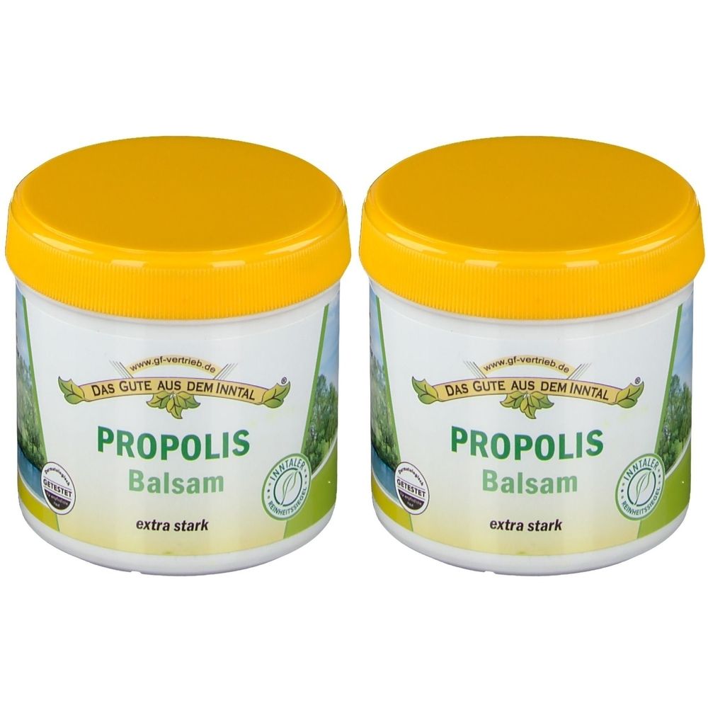 Zwei weiße Tiegel mit gelben Deckeln. Aufschrift: PROPOLIS Balsam extra stark. Logo: Das Gute aus dem Inntal. Siegel.