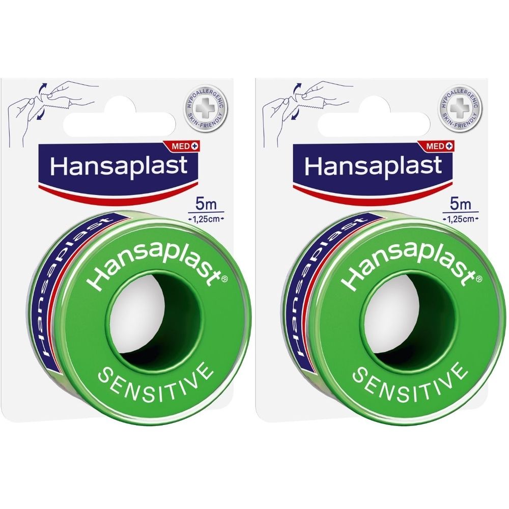 Zwei Rollen grünes Fixierpflaster mit der Aufschrift "Hansaplast Sensitive". Auf der Verpackung steht "5m -1,25cm".