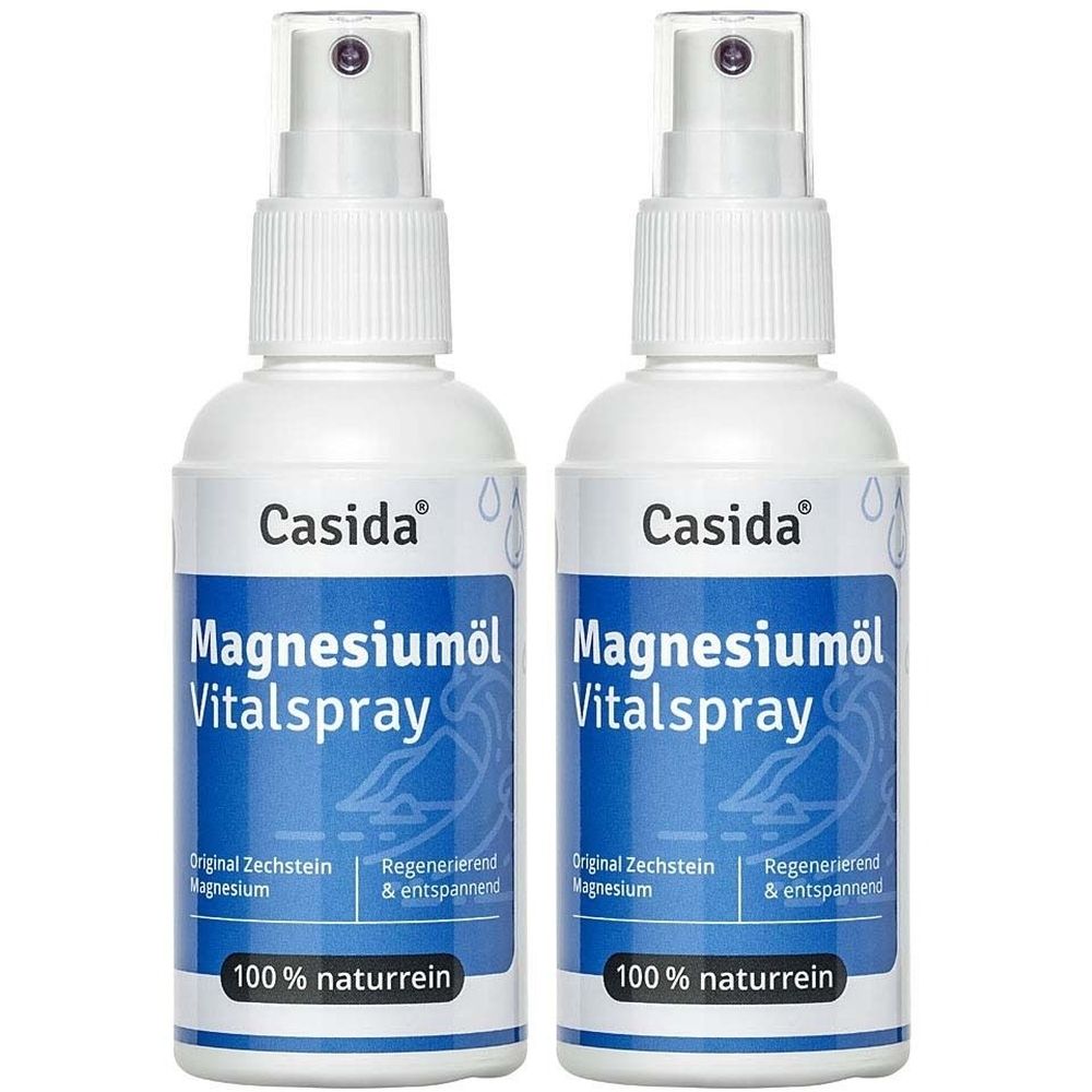 Zwei weiße Sprühflaschen mit blauer Beschriftung. Aufschrift: Casida Magnesiumöl Vitalspray. 100% naturrein. Mit Sprühkopf.