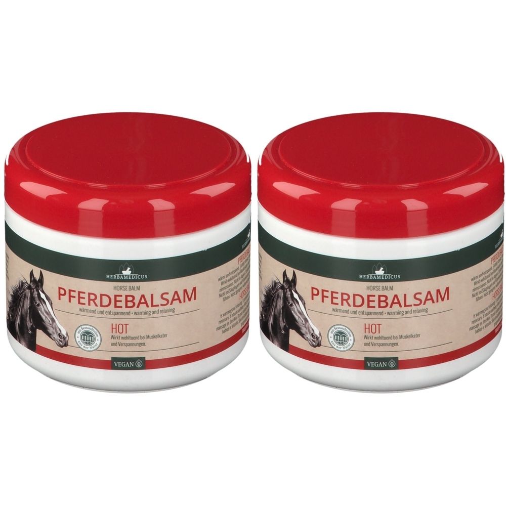 Zwei runde Tiegel mit rotem Deckel. Aufschrift: PFERDEBALSAM HOT. Etikett mit Pferdeportrait. Vegan-Siegel.