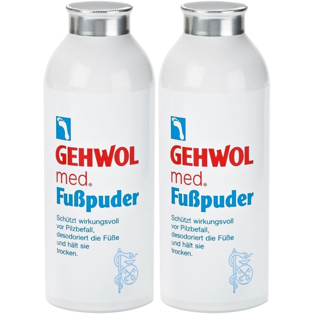 Zwei weiße Flaschen mit silbernen Deckeln. Aufschrift: GEHWOL med. Fußpuder. Text: Schützt vor Pilzbefall, desodoriert die Füße und hält sie trocken.