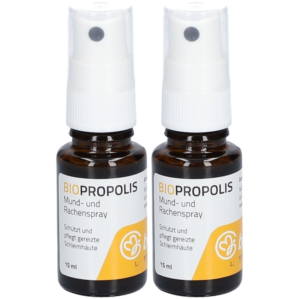 Zwei Sprühflaschen mit weißem Sprühkopf und brauner Glasflasche. Aufschrift: BIO PROPOLIS Mund- und Rachenspray. 15 ml.