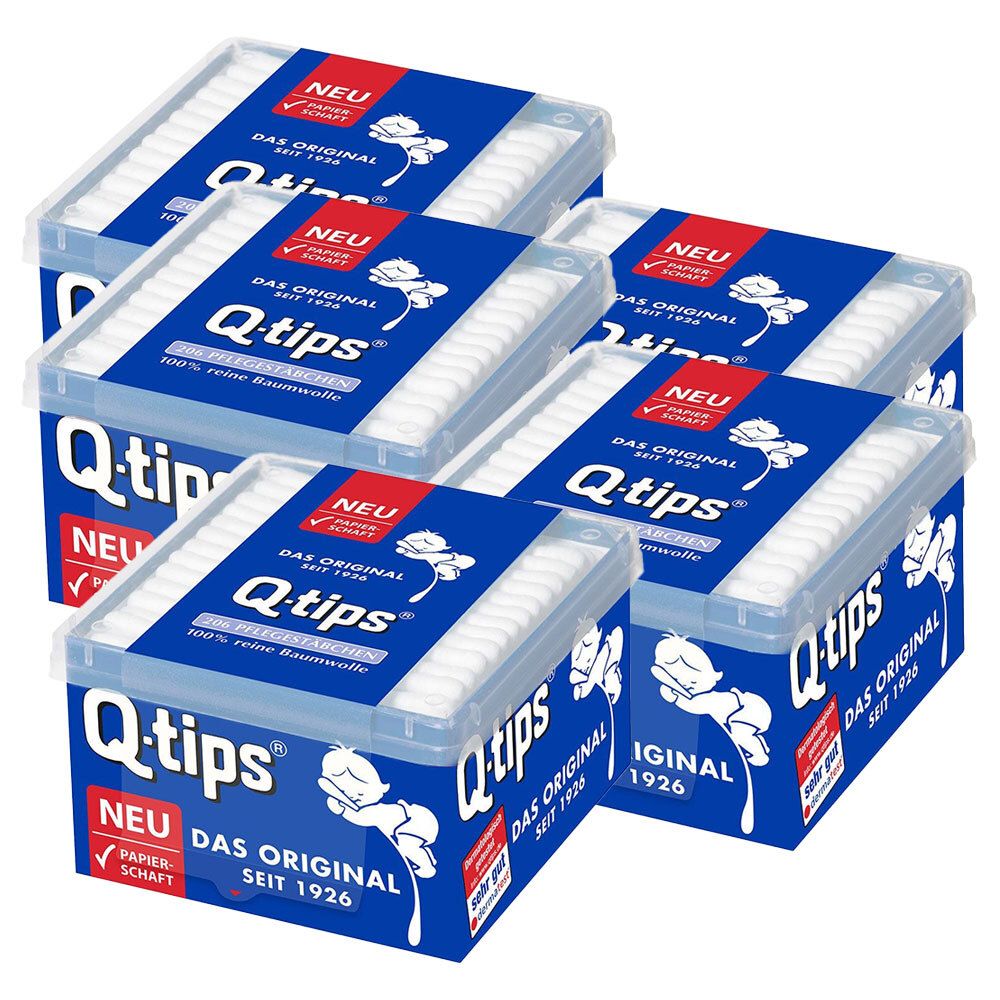 Mehrere blaue Würfelboxen mit Q-tips Wattestäbchen. Aufschrift: Q-tips, NEU, DAS ORIGINAL, 100% reine Baumwolle, seit 1926.