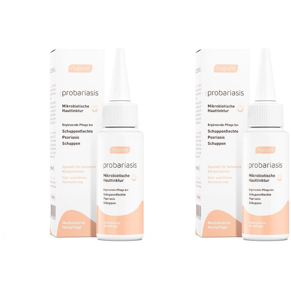 Zwei Flaschen und Verpackungen von probariasis Mikrobiotische Hauttinktur. Weiße Flaschen mit Spritzaufsatz, in Kartons verpackt.