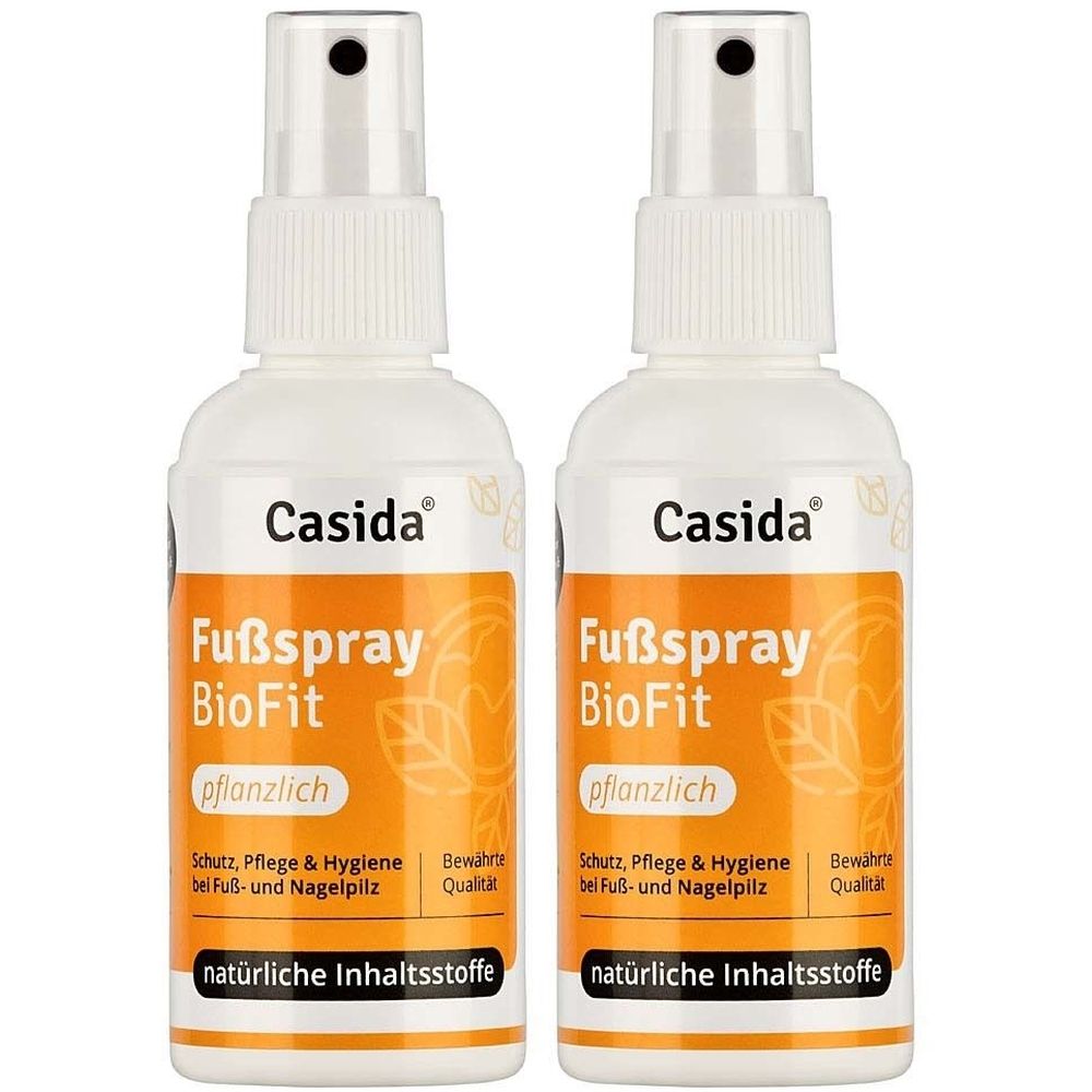 Zwei weiße Sprühflaschen mit orangefarbenen Etiketten. Aufschrift: Casida, Fußspray BioFit, pflanzlich. Text: Schutz, Pflege & Hygiene bei Fuß- und Nagelpilz.