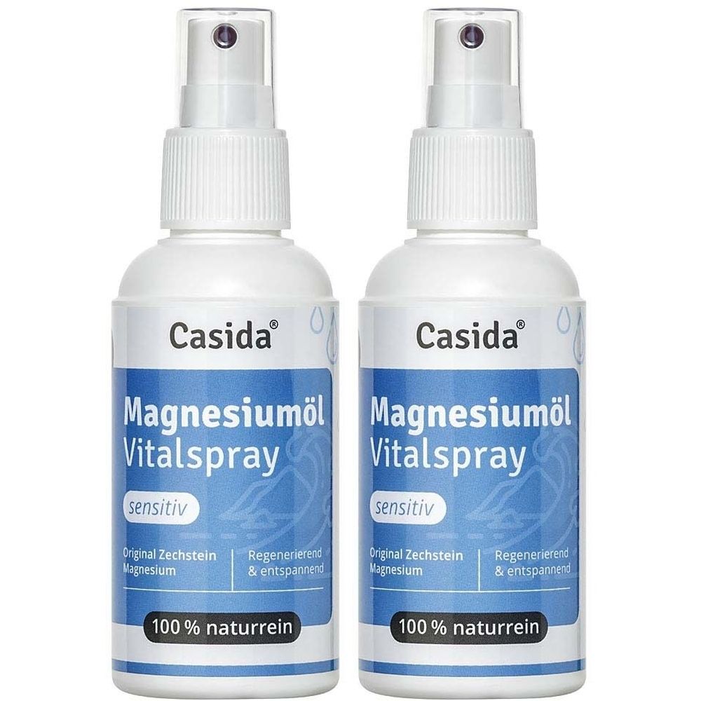 Zwei weiße Sprühflaschen mit blauem Etikett. Aufschrift: Casida Magnesiumöl Vitalspray sensitiv. 100% naturrein.