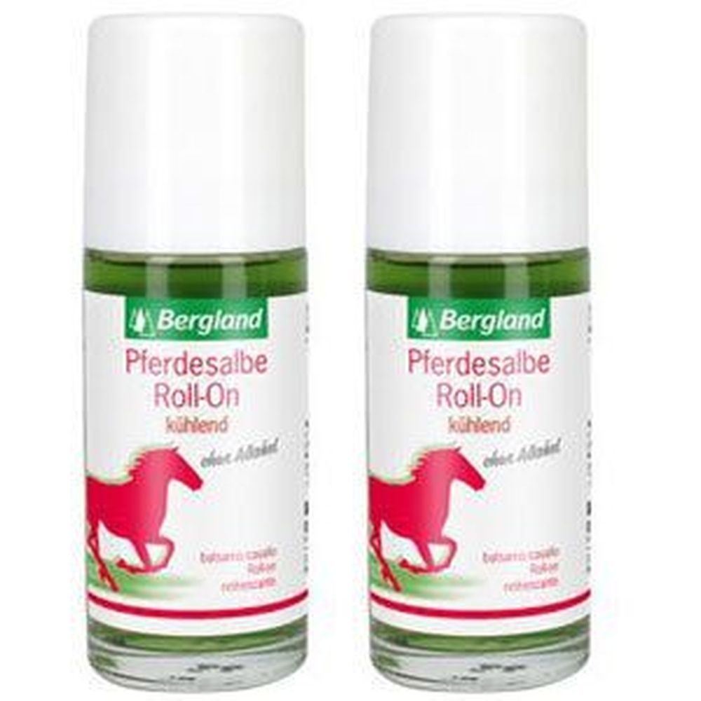 Zwei Roll-on-Flaschen. Weißer Deckel, grüner Ring, Etikett mit rotem Pferd und Schriftzug Bergland Pferdesalbe Roll-on kühlend.